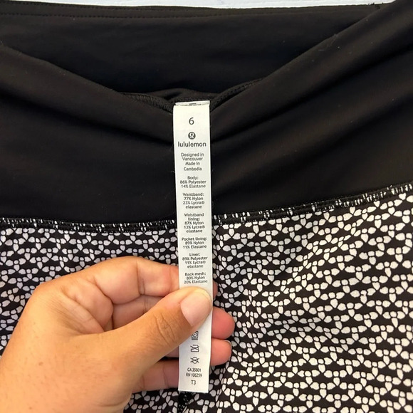! Lululemon Speed Up Short Hi-Rise *2.5" - Picture 4 of 5
